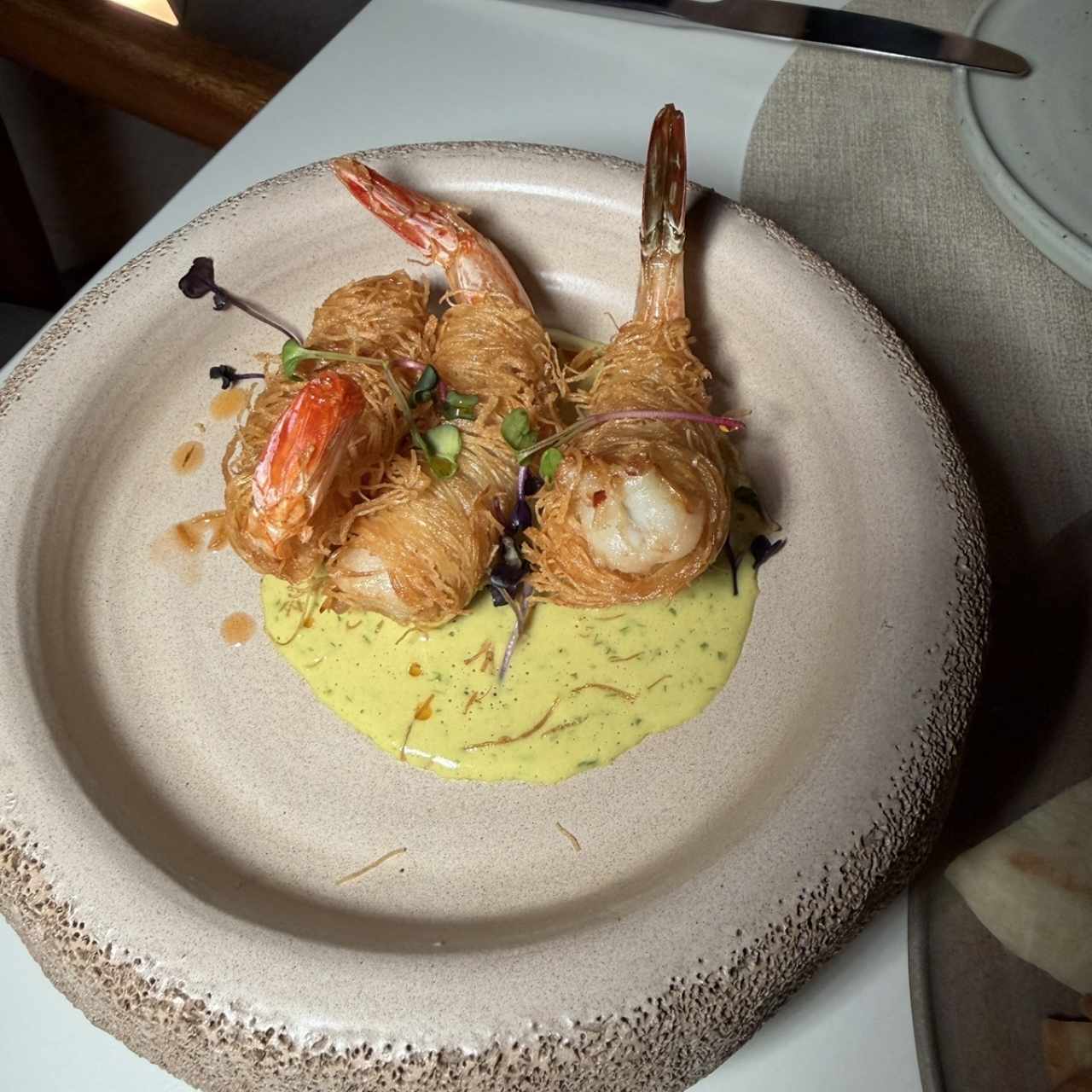 Langostinos kataifi con salsa spicy coco y curry 