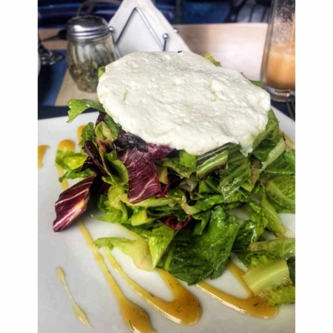 Ensalada de queso de cabra. 