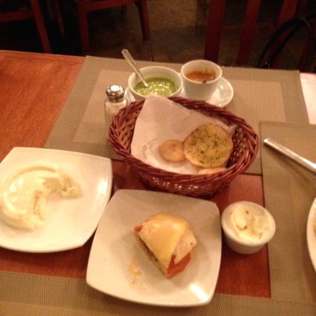 Entrada la colina arepita  nata queso  y tamal 