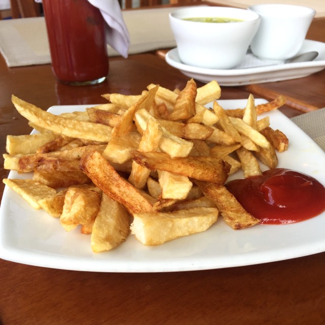 Ración de papitas fritas, frescas y sabrosas. 
