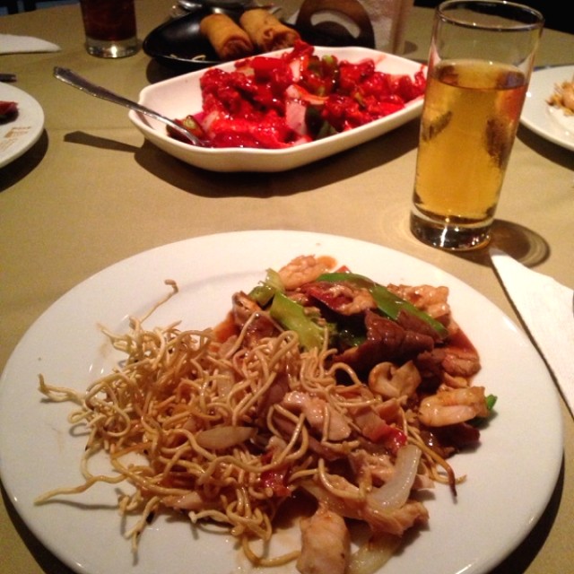 Chow Mein flameado mixto, fu chang yu y cerdo en salsa de piña con ciruelas ????