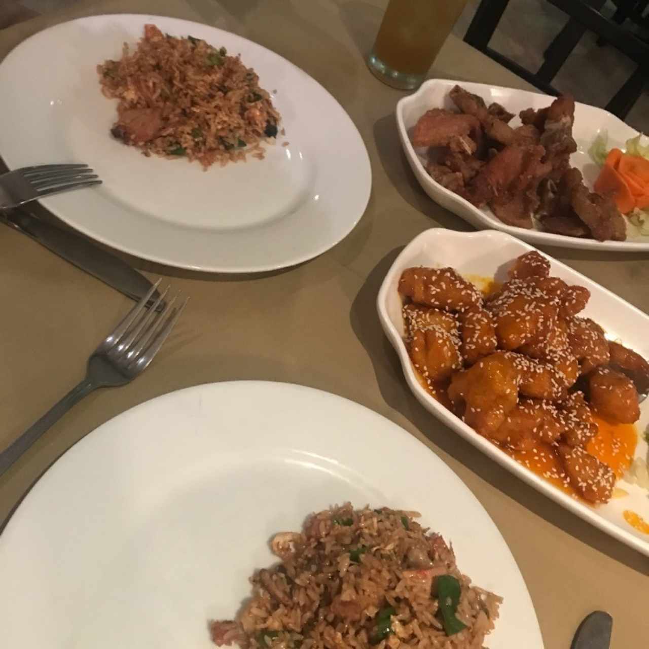 Arroz especial, pollo miel ajonjoli y costillas sal y pimienta