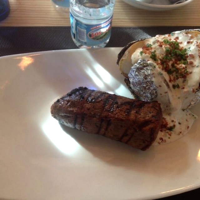 Centro de Lomito con papa horneada rellena de yogurt y trozos de tocineta