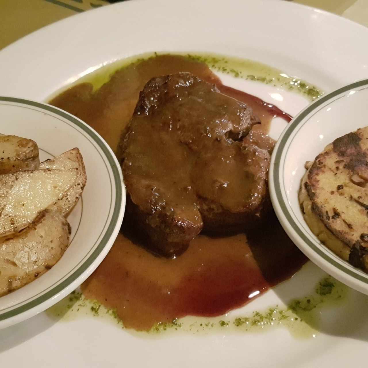 Lomito, papas y polenta