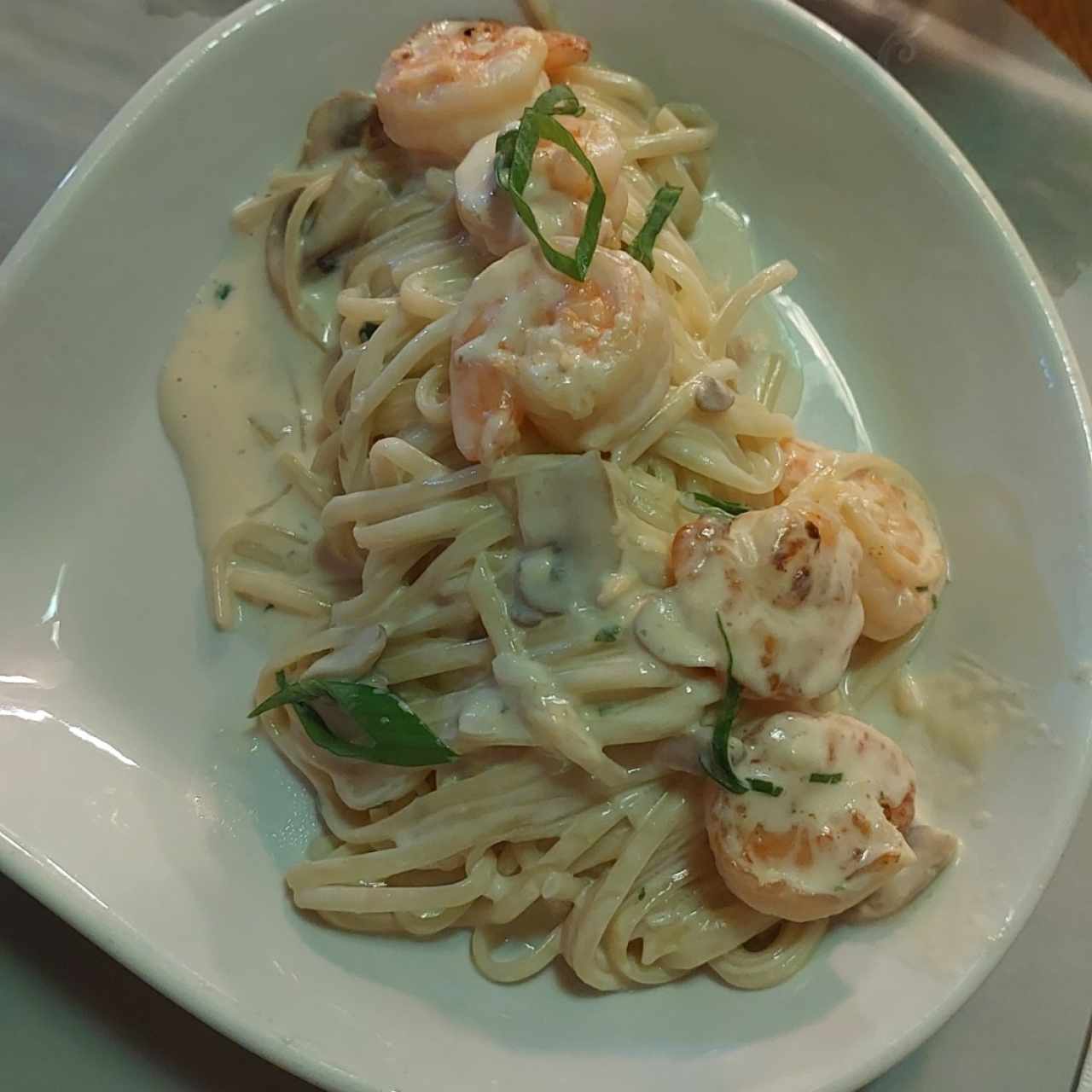 Tallarines con camarones y champiñones 
