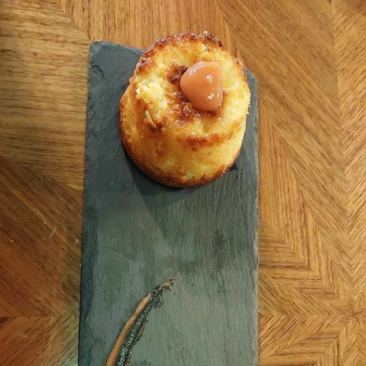 Torta de queso criollo con mermelada de guayaba 