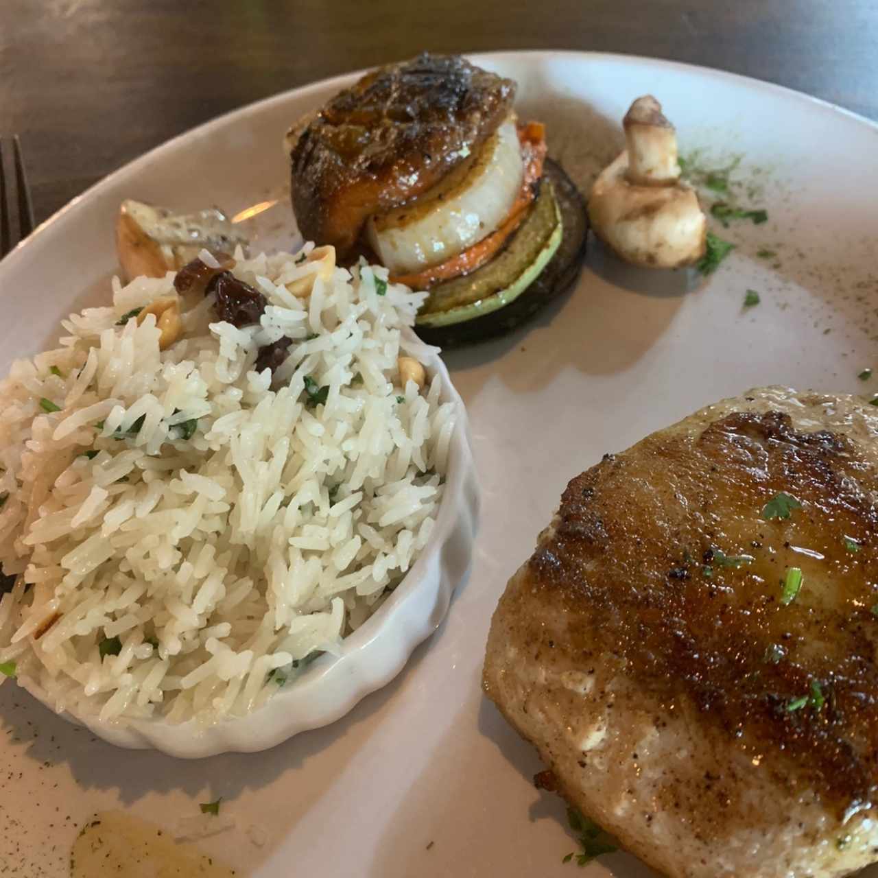 Curvina con arroz frutos secos y vegetales a la plancha 