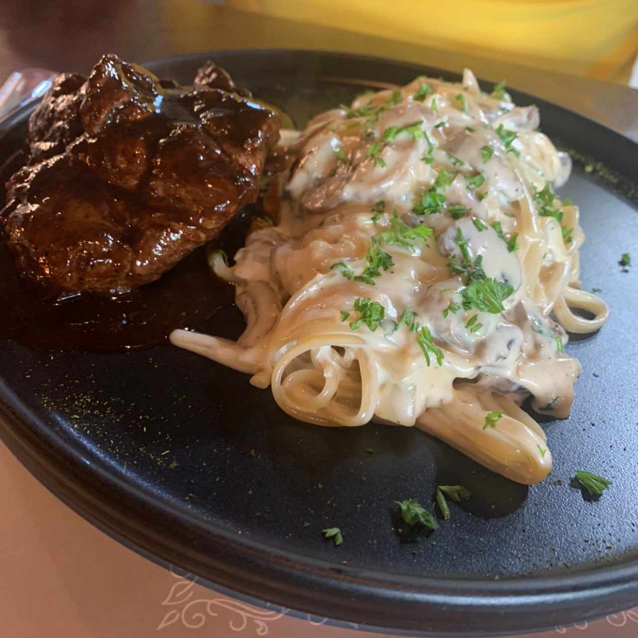 Centro de lomito al vino von pasta crema fungi 