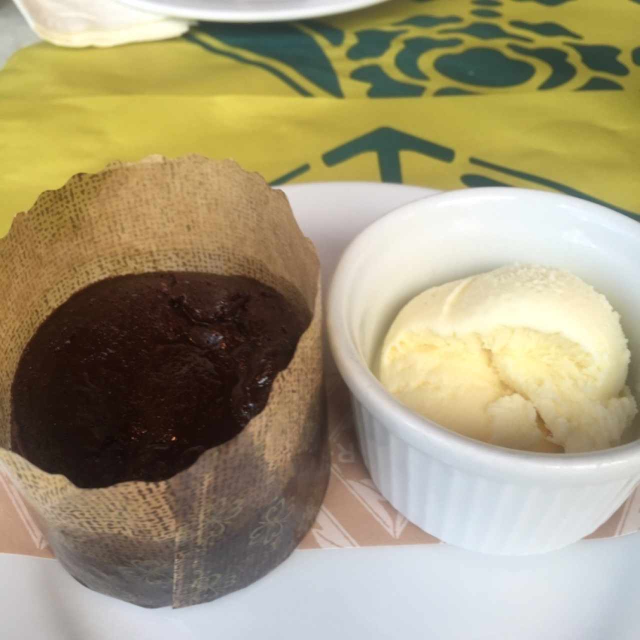 torta de chocolate con helado 