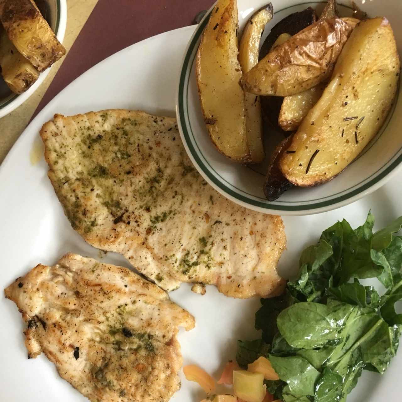 paillard de pollo con papas rostizadas