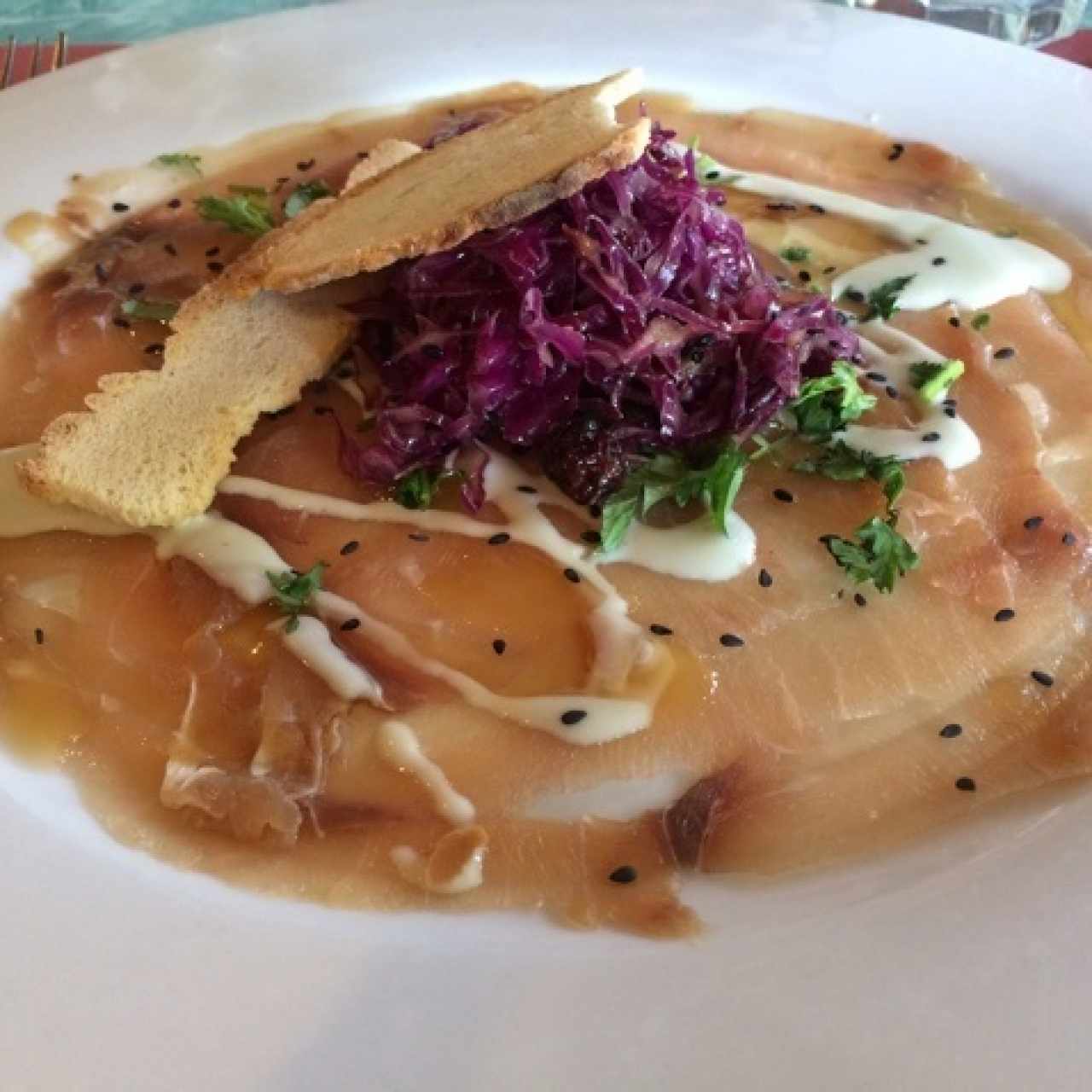 Carpaccio de pez espada con infusión asiática