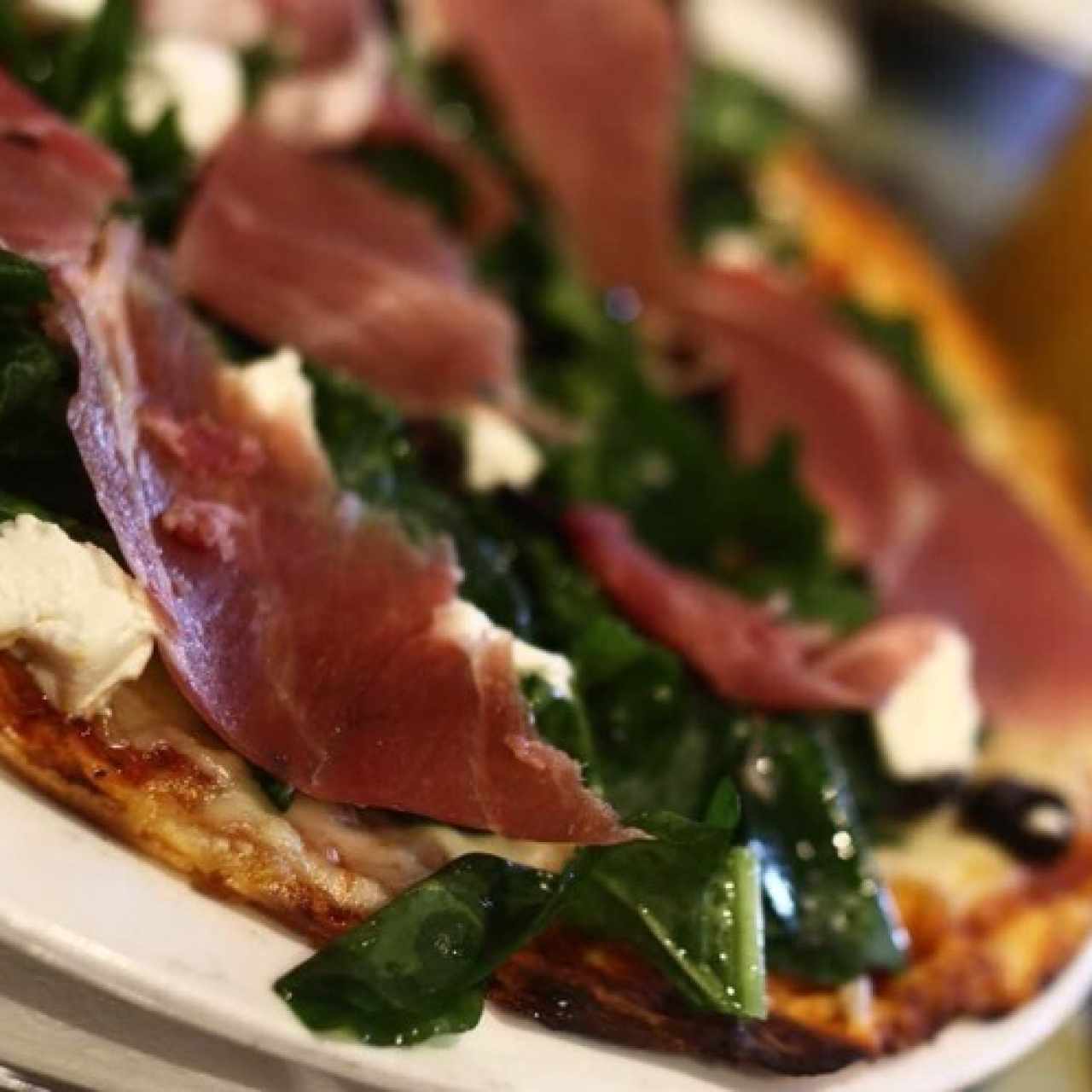 pizza verde con serrano