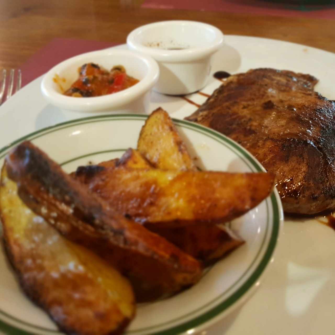Atún a la plancha con chutney y papas.