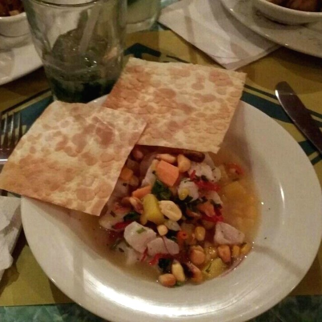 Ceviche al estilo peruano con apio y canchas