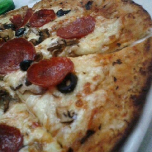 Pizza de peoperoni americano con champiñones y aceitunas negras