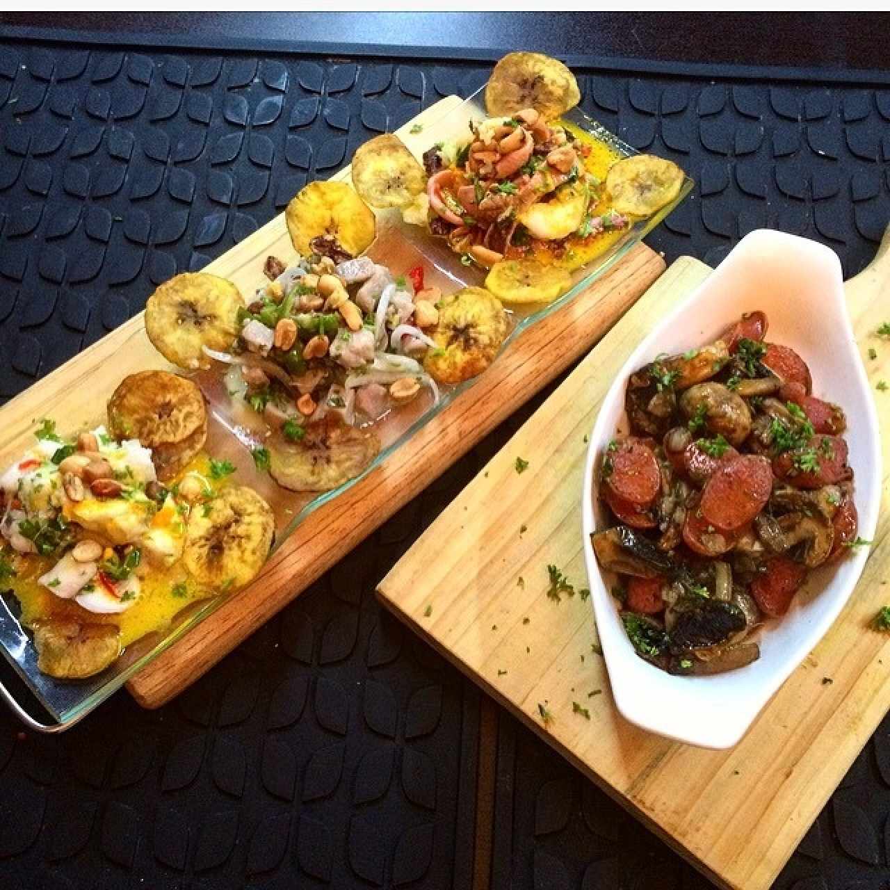 trio de ceviche y cazuelita de Txistorra. 