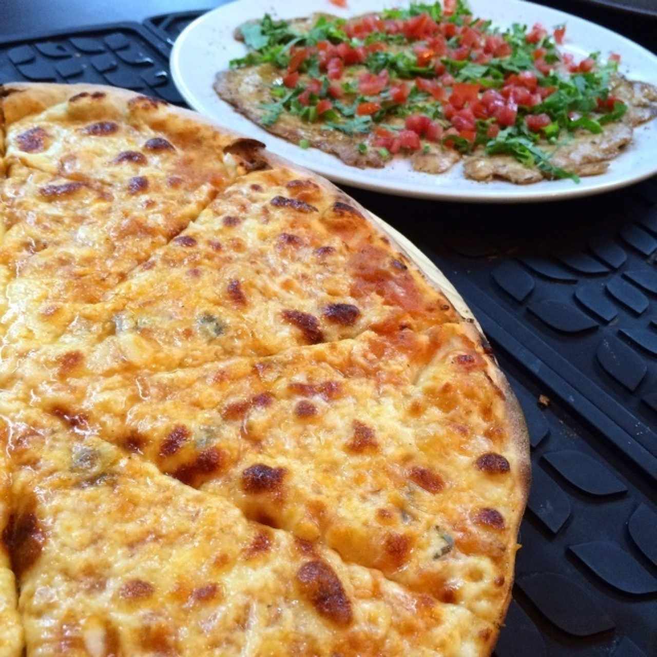 pizza napolitana y paillard de pollo