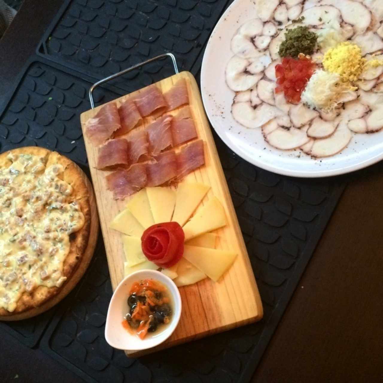 focaccia de crema de ajoporro, la tavola y carpaccio de pulpo.