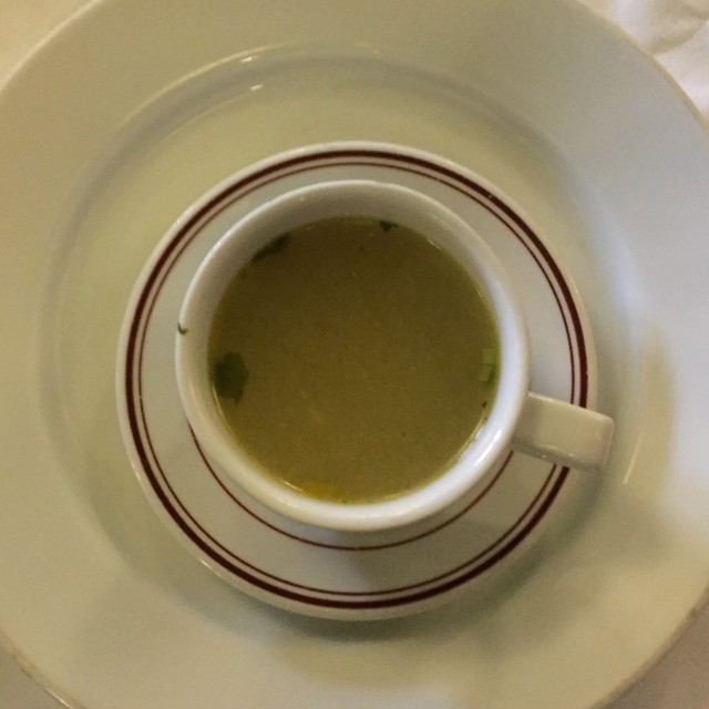 Siempre te reciben con este rico consomé de pescado.  