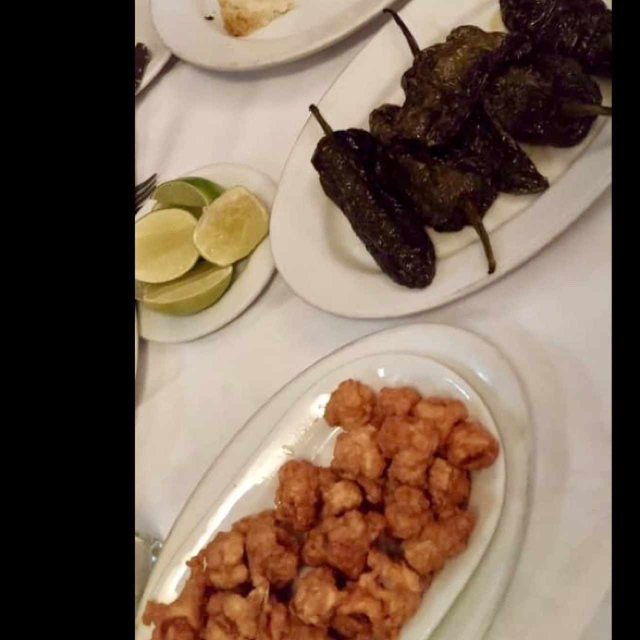 calamares rebosados y pimentos fritos