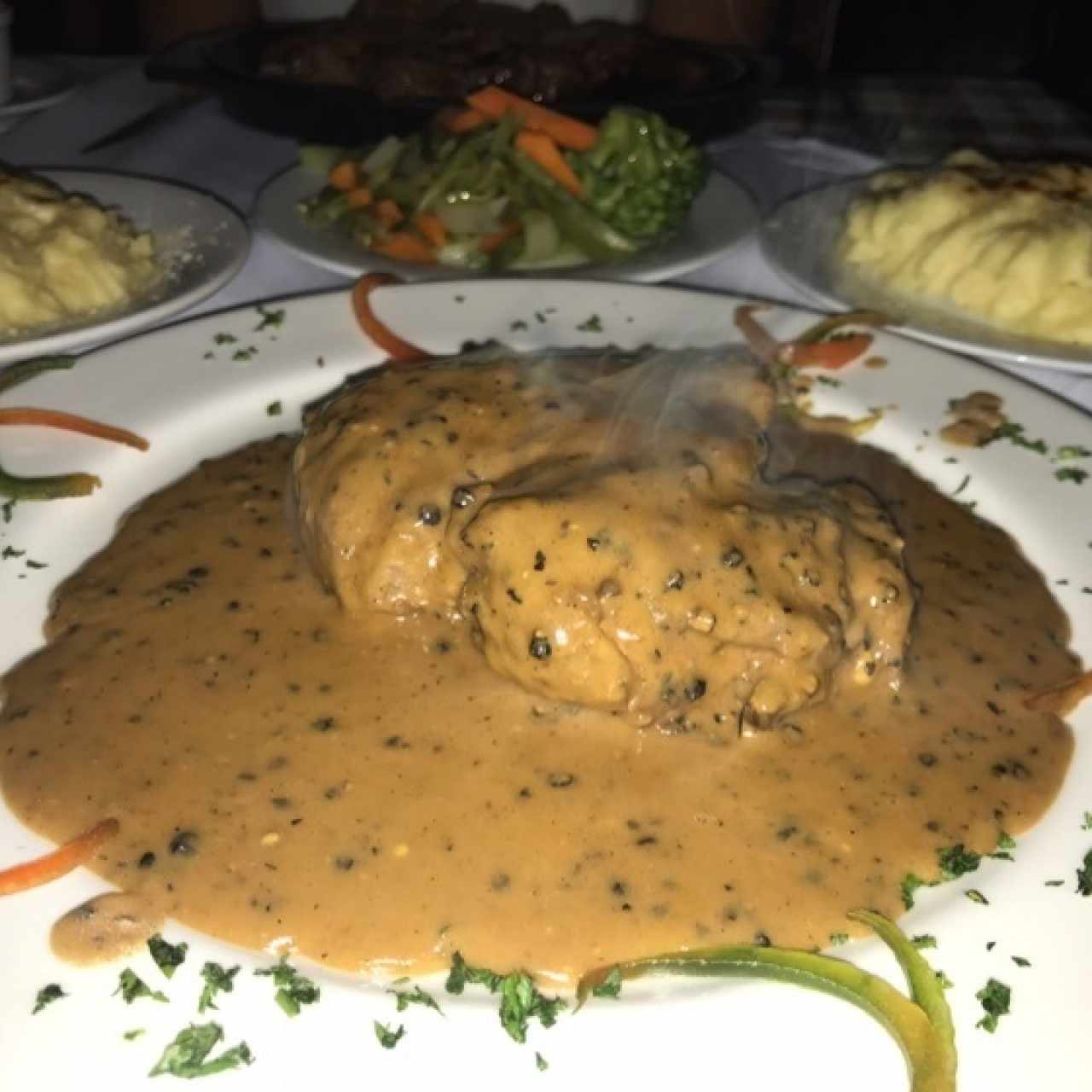 Lomito Steak pimienta con puré gratinado 