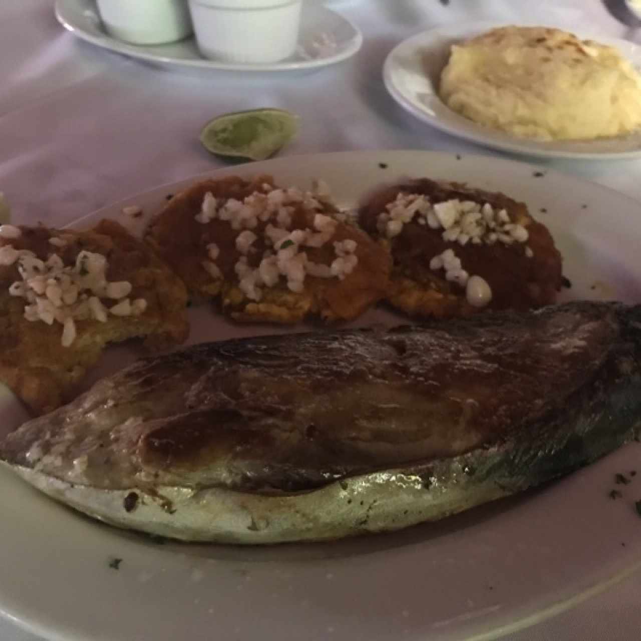 Rueda de sierra acompañado de tostones al ajillo