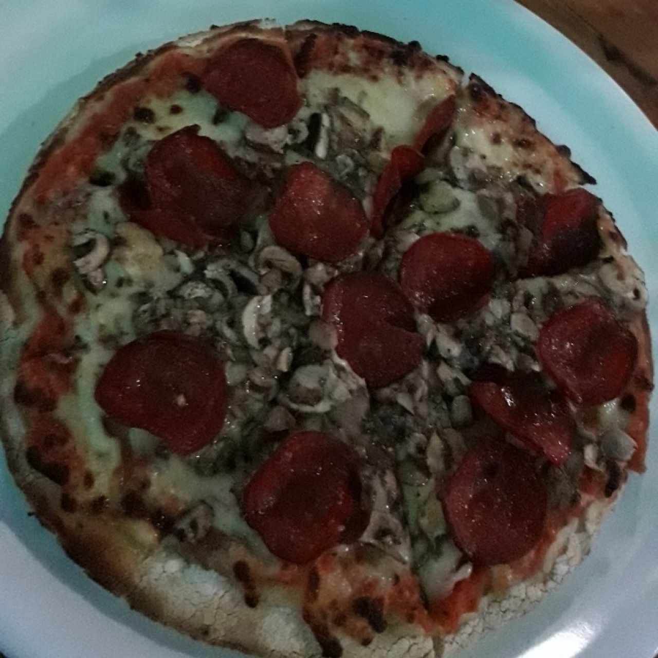 Pizza funghi americana