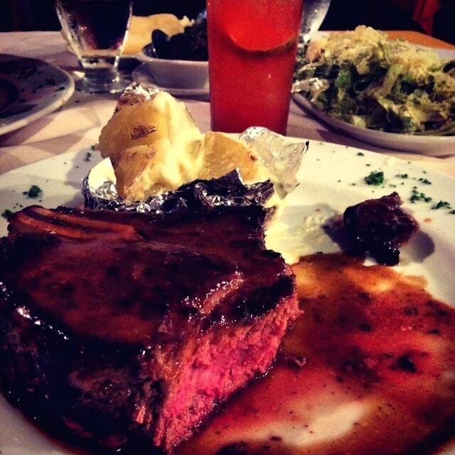 Churrasco de carne con ensalada cesar 