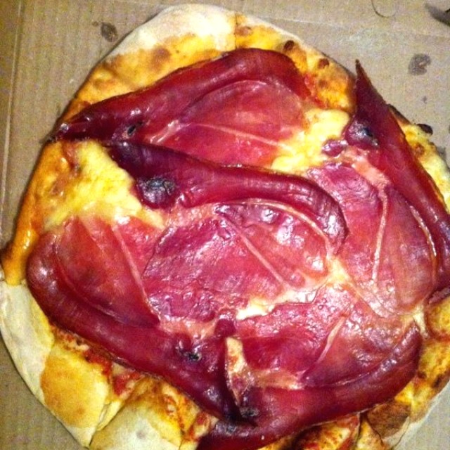 Pizza prosciuto crudo poco apetitosa