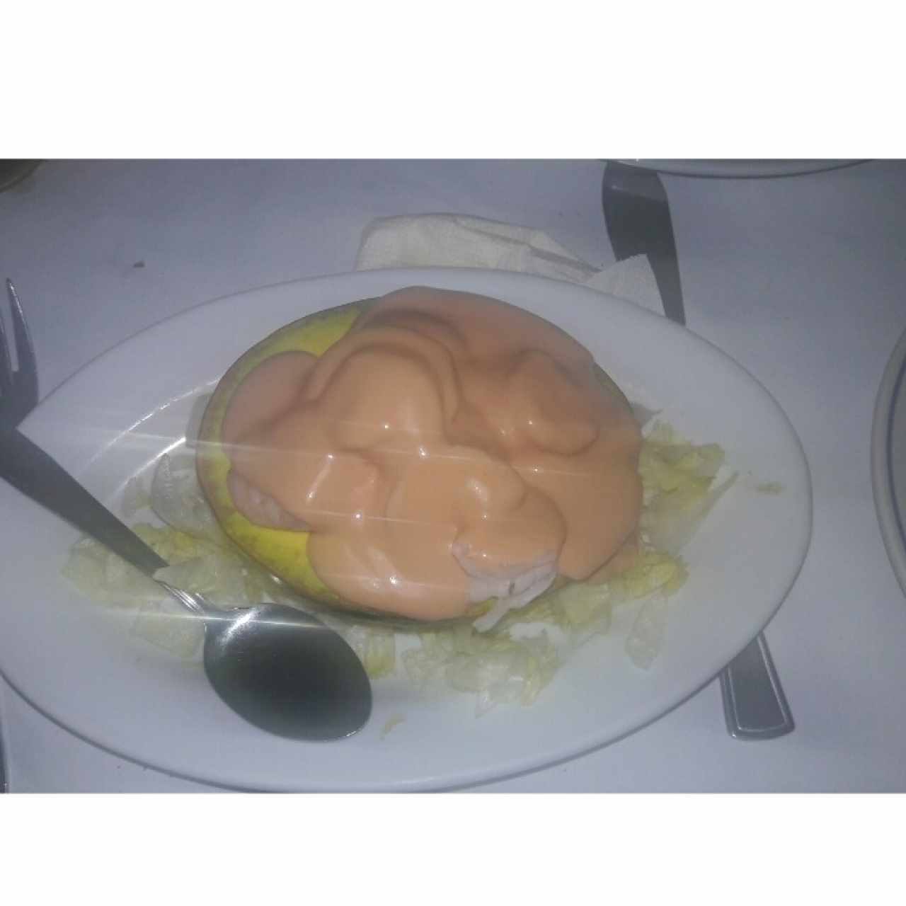 Aguacate con Camarones y salsa rosada (No recomendado)