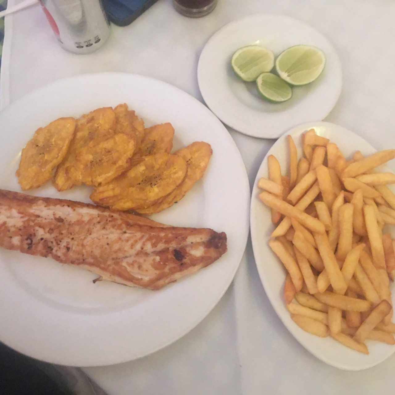 Filet de Pescado a la Plancha con Tostones y Papas Fritas