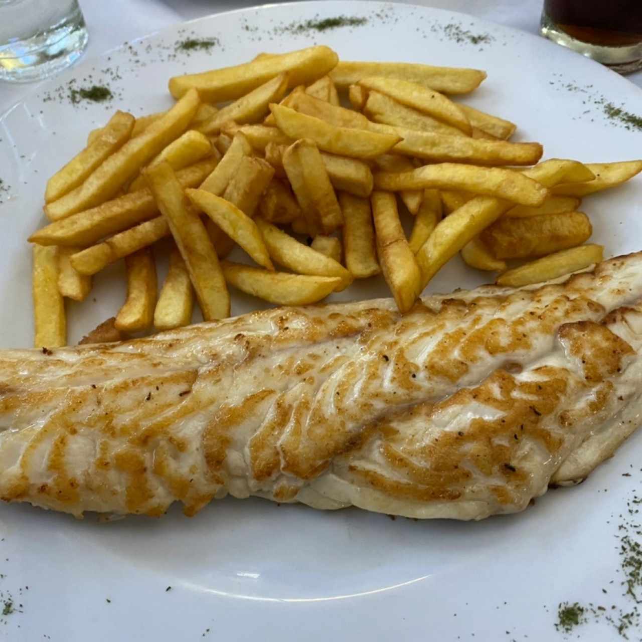Filet de Pargo a la Plancha con Papas Fritas