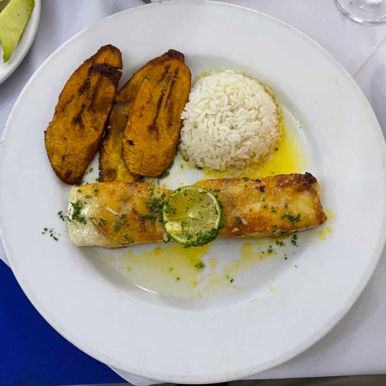 Churrasco de Mero Menier con Arroz y Tajadas