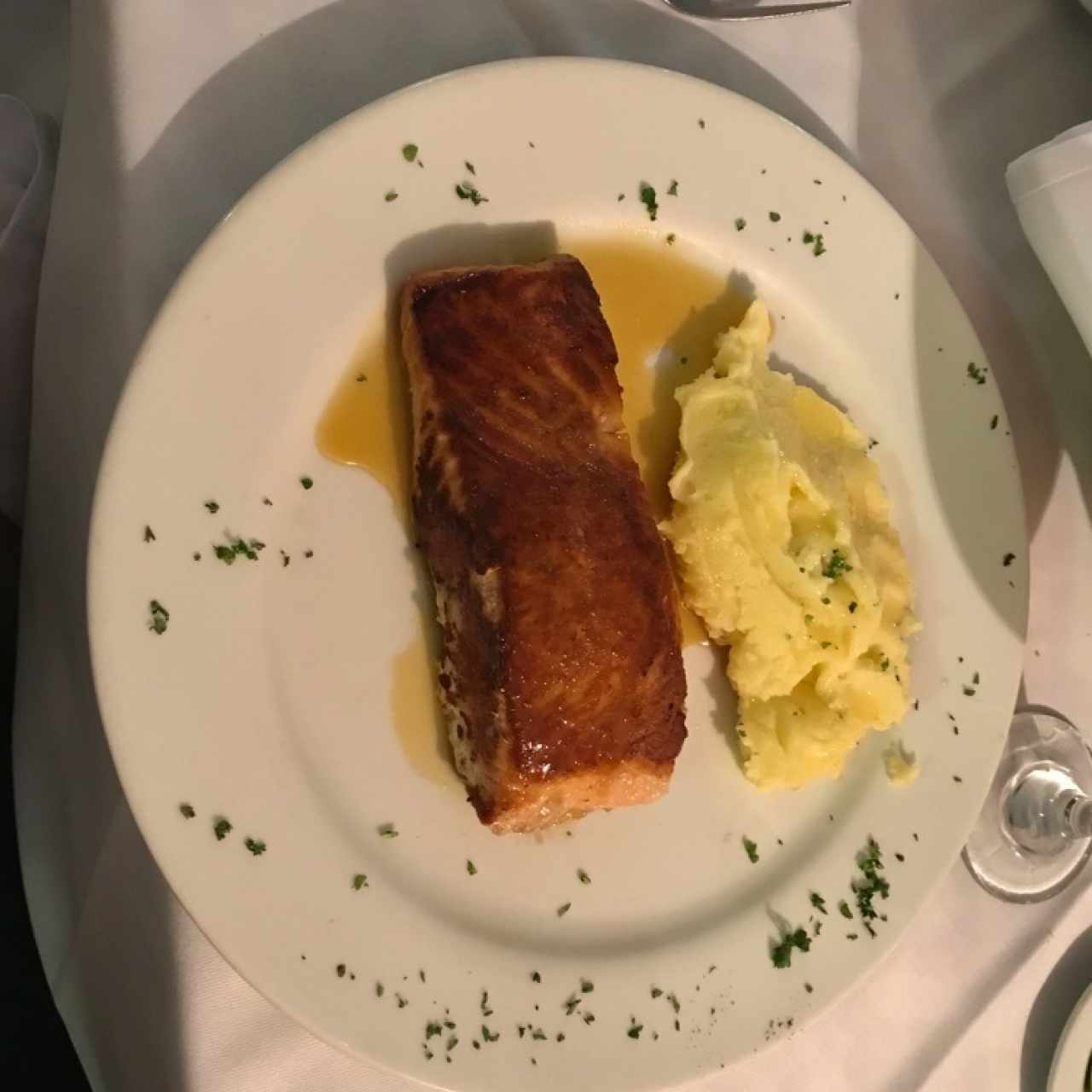 Salmón bañado en mostaza miel.
