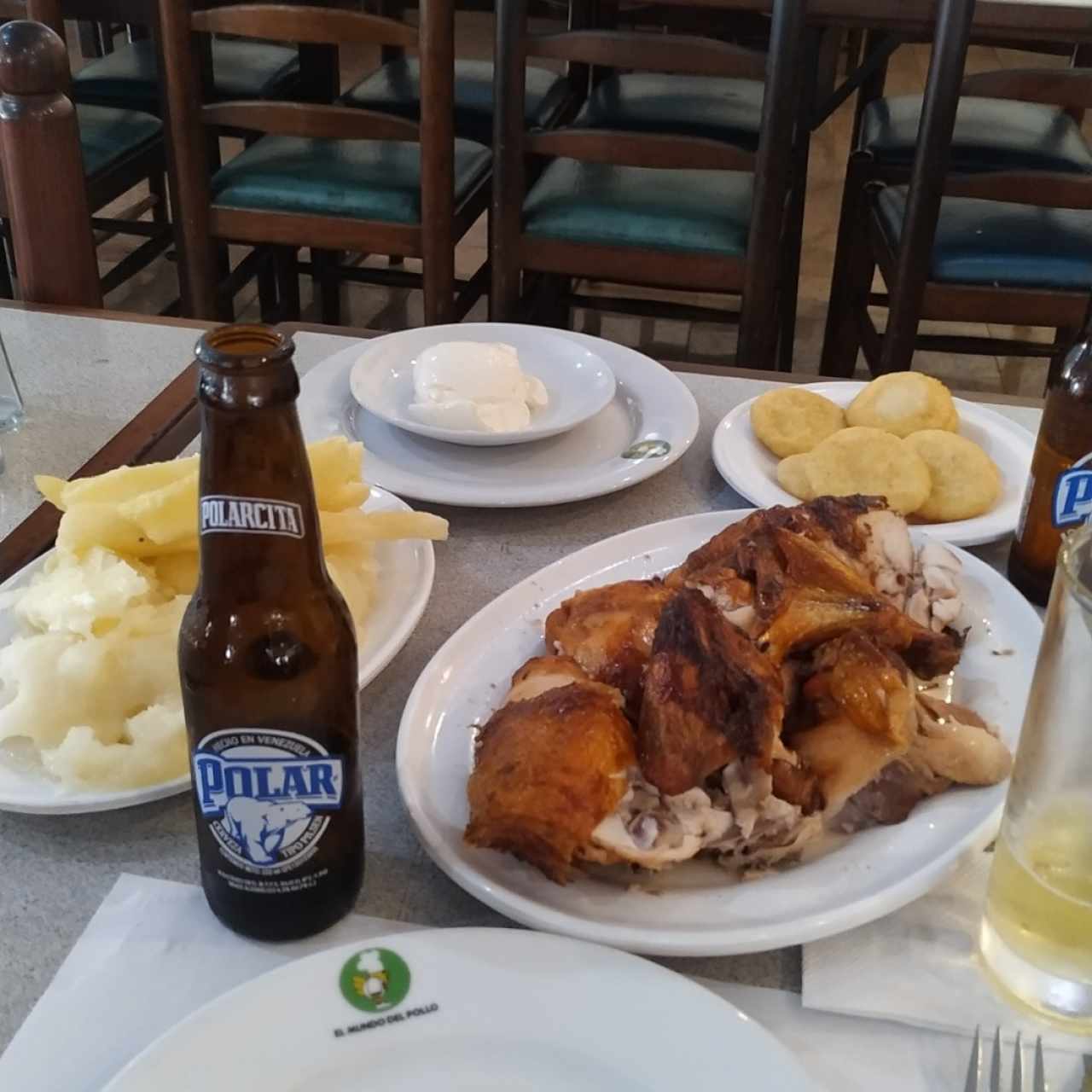 Pollo a la brasa, yuca y arepas con nata. 