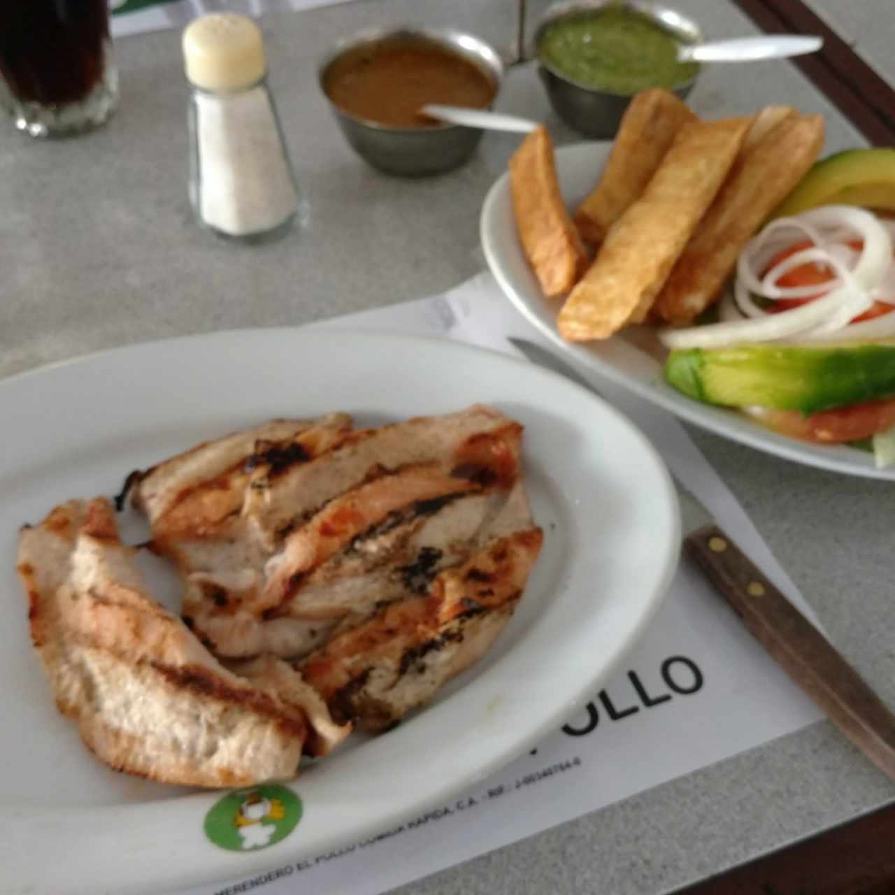 Pechuga de pollo con ensalada mixta