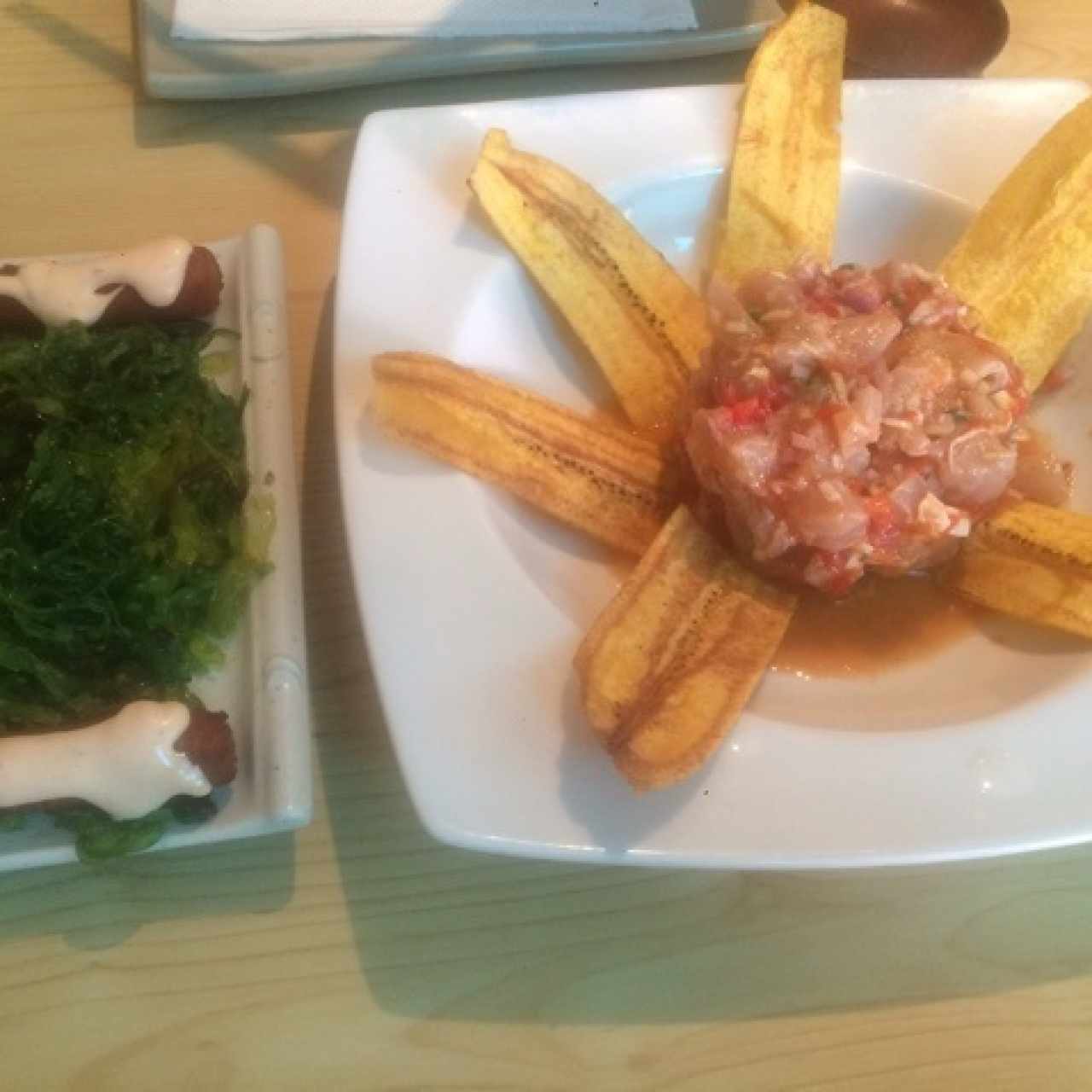 ensalada de wakame y ceviche de róbalo