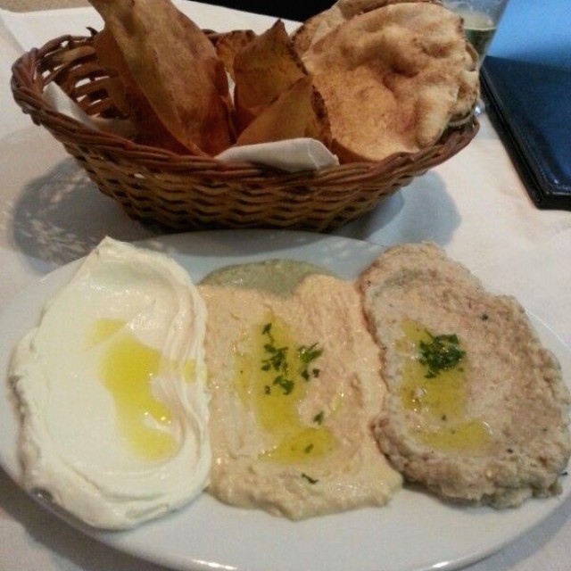 Trio de cremas,  yogurt hummus y berenjena