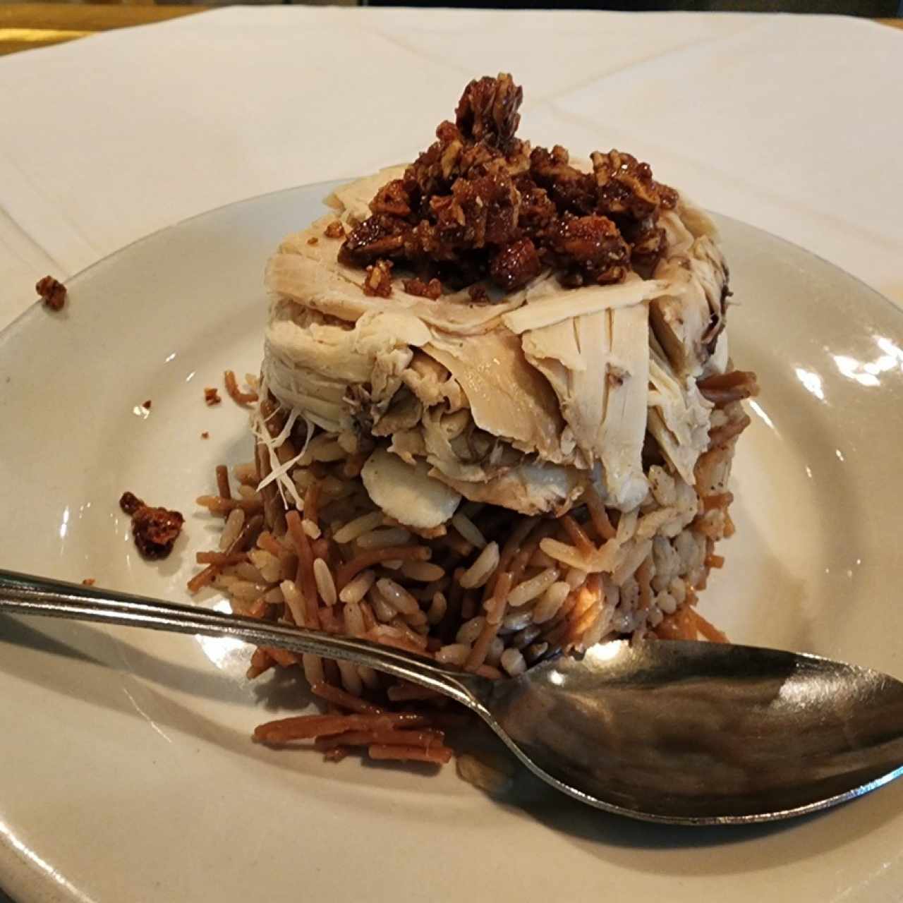 Arroz con fideos, pollo y almendras