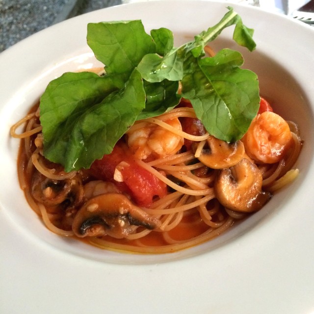 spaghetti al filetto con champignon y camarones