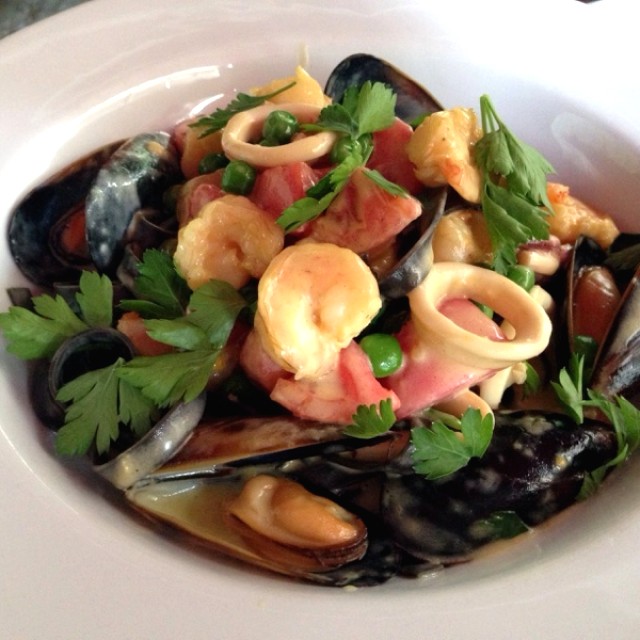 Fetuchinis negros con salsa de asafrán, calamares, camarones y mejillones