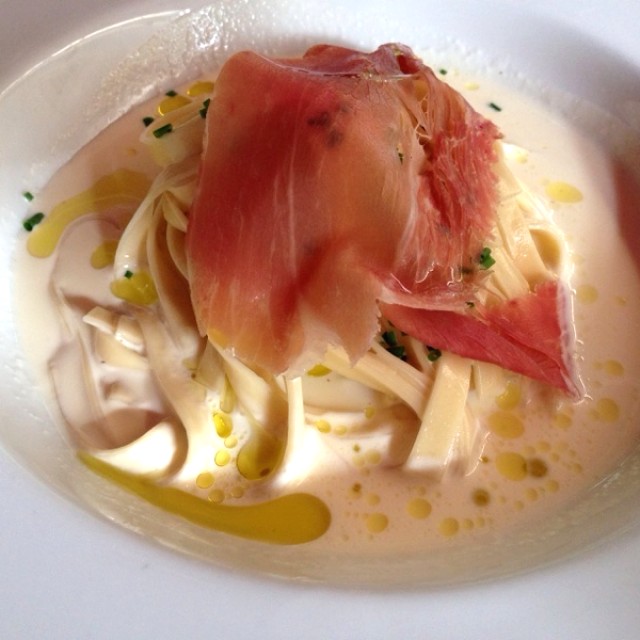 Tagliatele al huevo a la crema con aceite de trufa y jamón cerrano