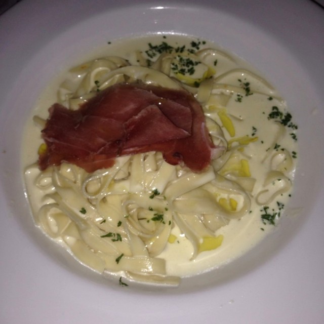 Tagliatelle al huevo con crema al aceite de trufa y jamón serrano