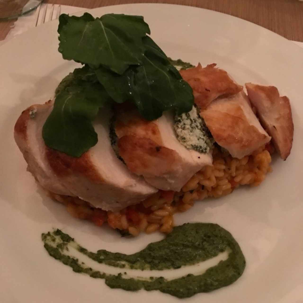 pollo relleno de ricotta y espinaca con rissotto de tomates