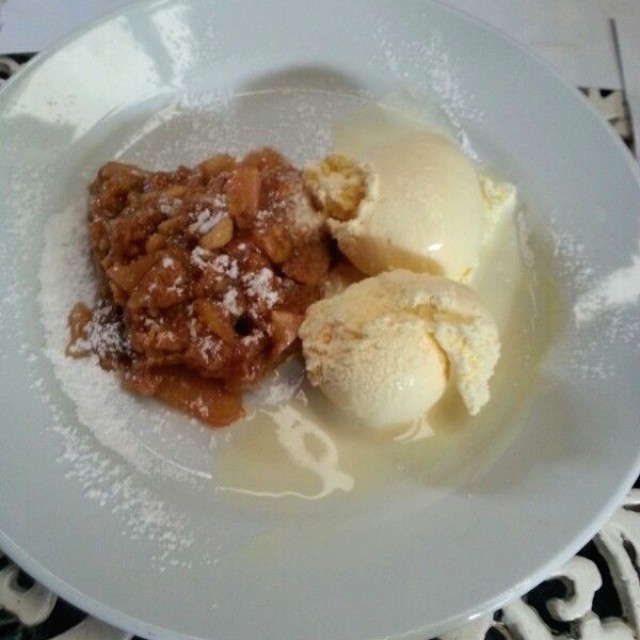 Studel de manzana con helado de mantecado