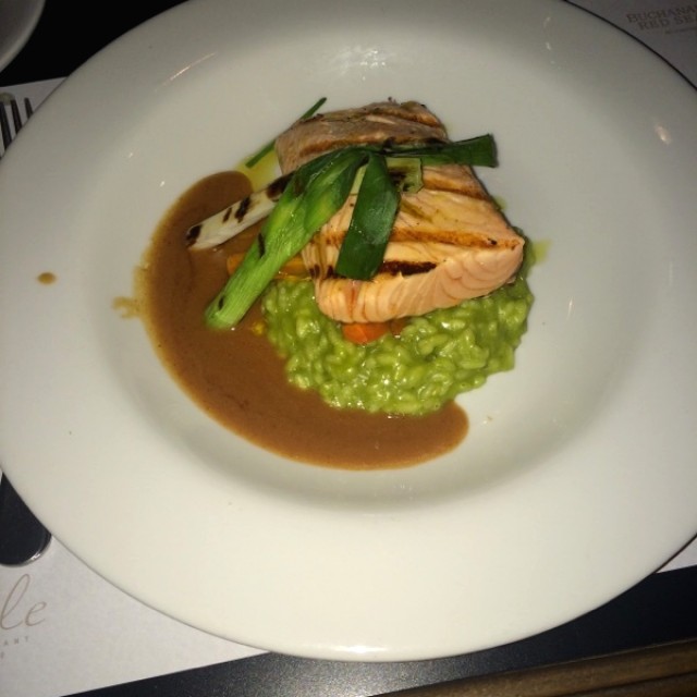 Mero al grill sobre risotto de wasabi 