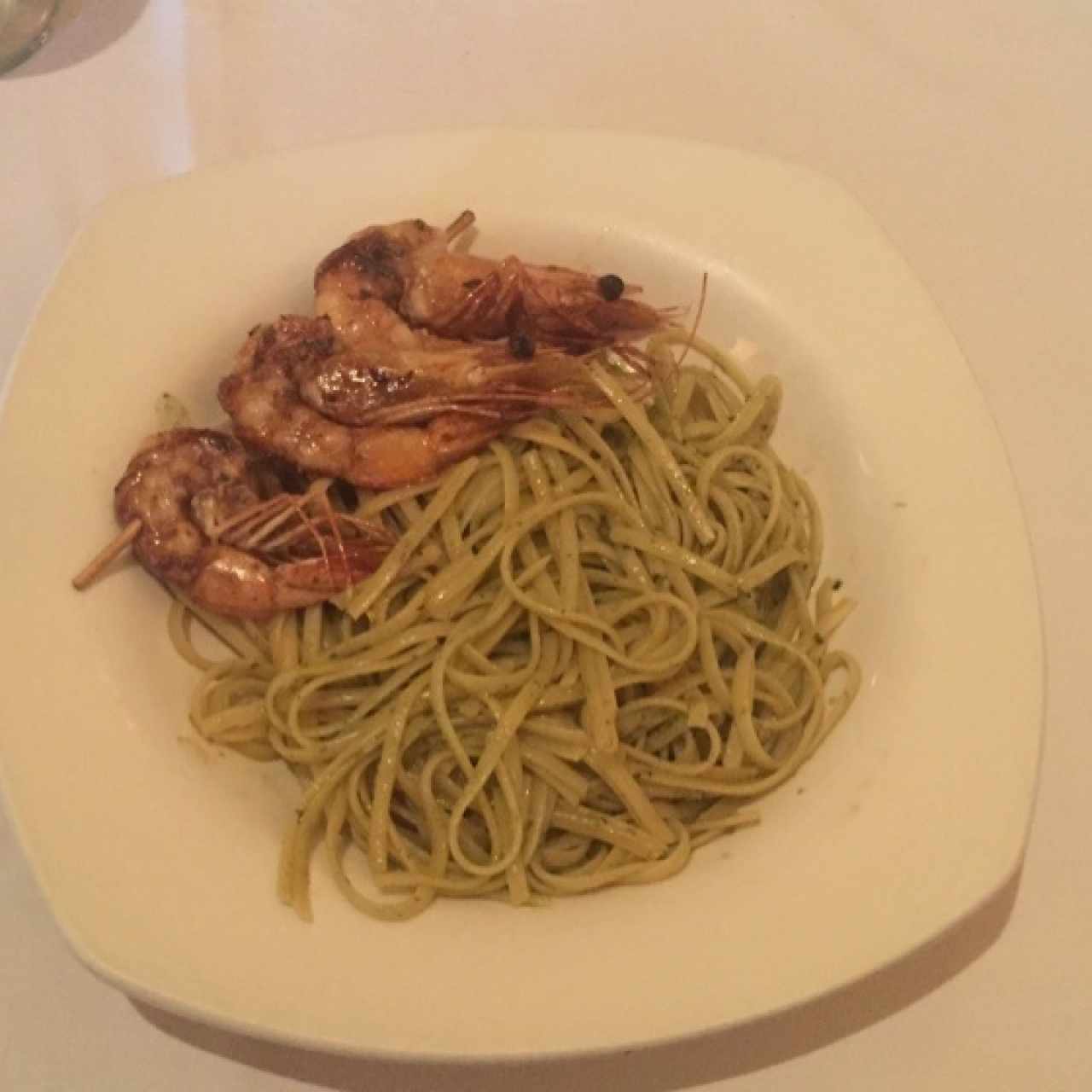 Pasta al Pesto con Brocheta de Langostinos