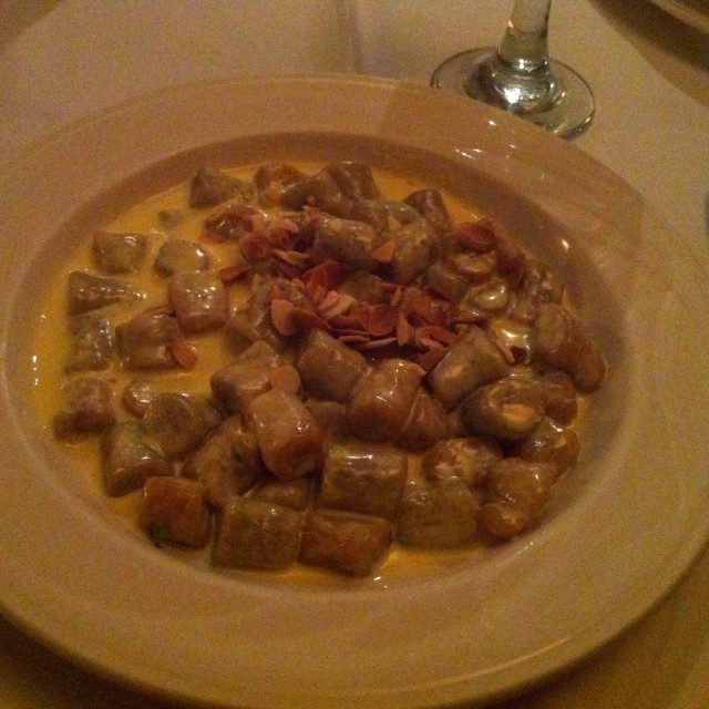 Gnocchi de platanos con salsa de queso parmesano y almendras