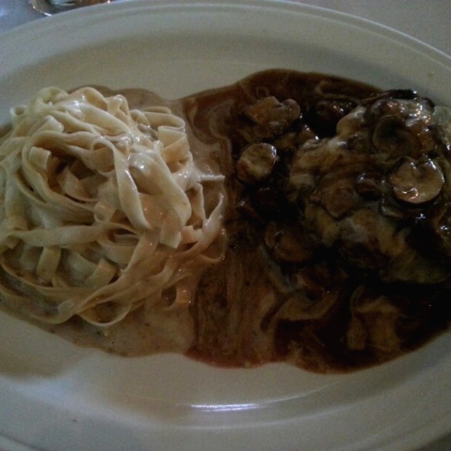 Cartoccio de lomito con fetuccini en crema.