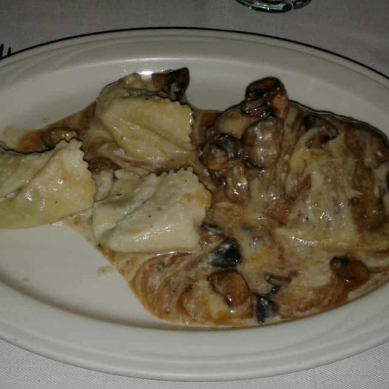 cartoccio de lomito con tortelonis rellenos de ricota y espinacas